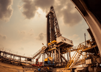 Oljeprisen stuper etter overraskende lagerboom – mens skogbranner truer Canadas oljesand