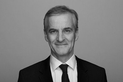 Jonas Gahr Støre- «Vi fryser investeringene i oljefondet i Russland, og starter prosessen med å trekke det ut.»