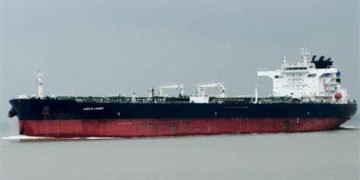 Kjemper mot brann på tankskip truffet av rakett