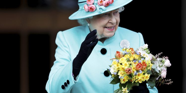 Dronning Elizabeth skal ha visst at Murdoch-avisene overvåket kongefamilien