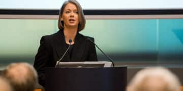 Norges Bank venter lavere renter og høyere lønn, men større usikkerhet