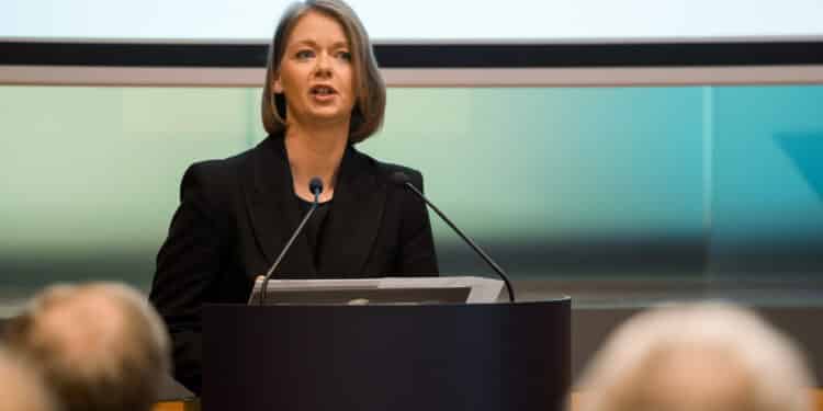 Norges Bank venter lavere renter og høyere lønn, men større usikkerhet