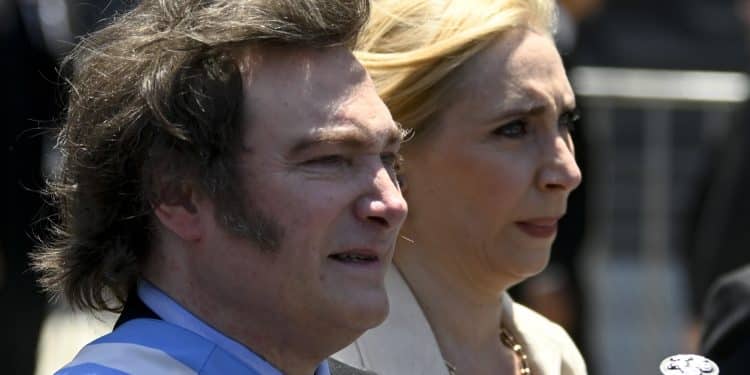 (+) Argentinas nye president sparker tusenvis av offentlige ansatte