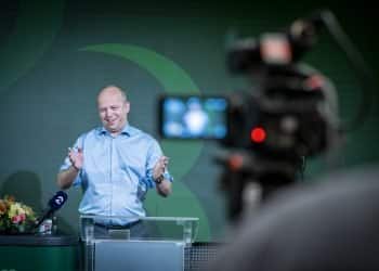 Håp for lakseselskapene? – Finansministeren er åpen for å justere lakseskatten