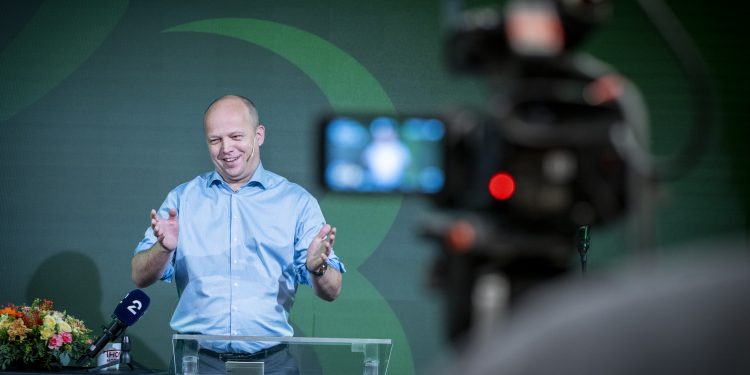 Håp for lakseselskapene? – Finansministeren er åpen for å justere lakseskatten