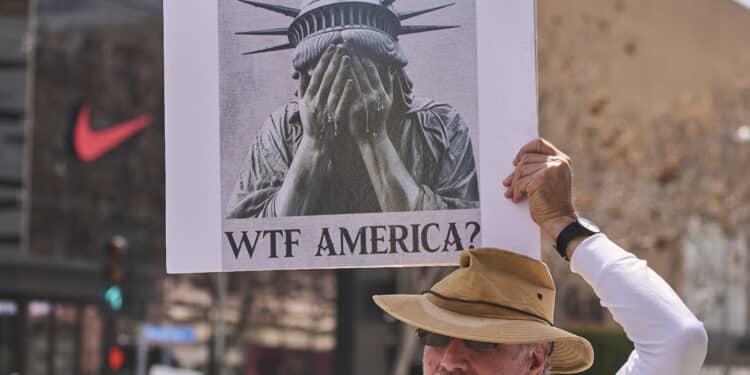 Trump setter verdenshandelen på spill – Wall Street skjelver i påvente av «frigjøringsdagen»