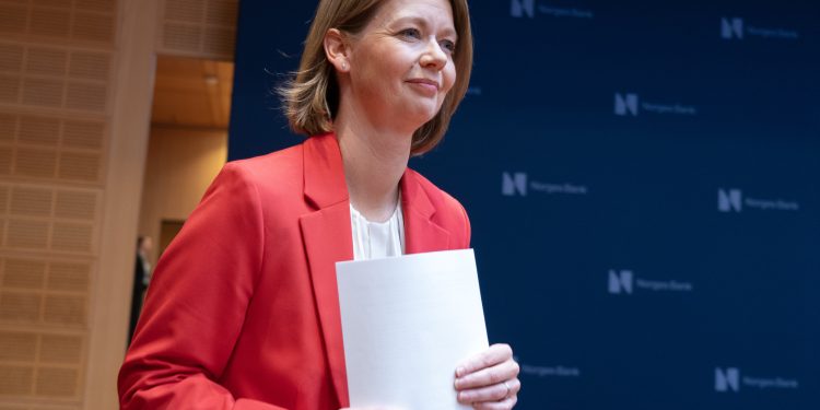 Norges Bank-rapport: Bedriftene venter en årslønnsvekst på 4,5 prosent neste år