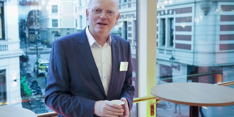 Sindre Finnes lover å selge seg ut av aksjer før 2025