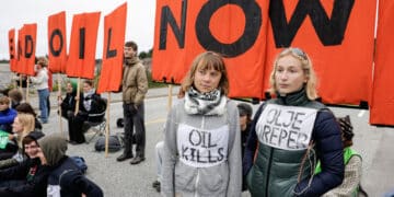 Gaza-Greta blokkerer Mongstad-raffineriet:  – Norge har blod på hendene