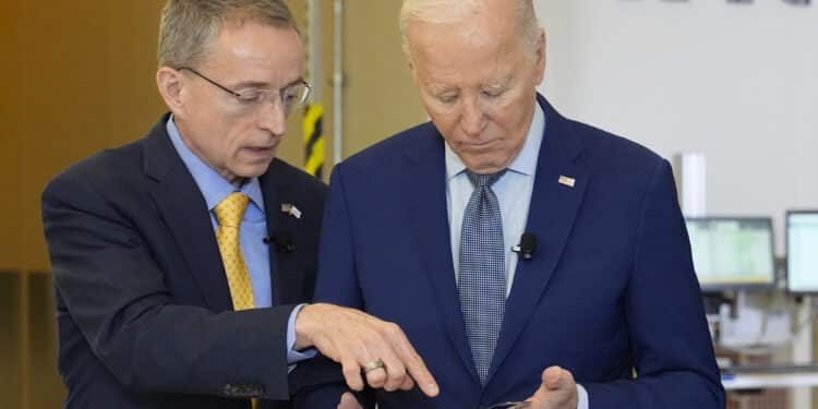 Wall Street åpner desember med nye rekorder, sparkede toppsjefer og optimisme før viktige jobbtall