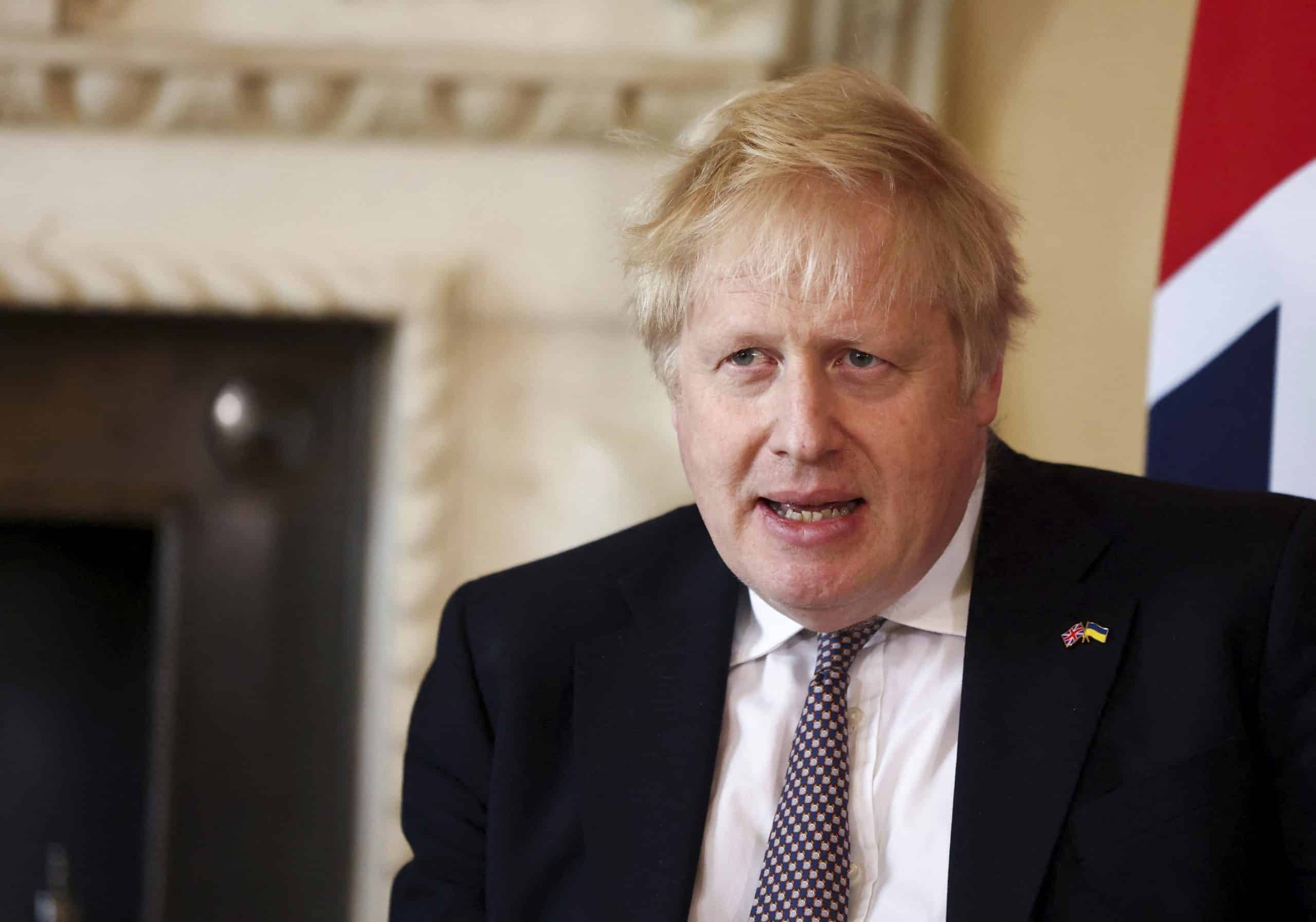 Boris Johnson sier unnskyld etter å ha fått koronabot