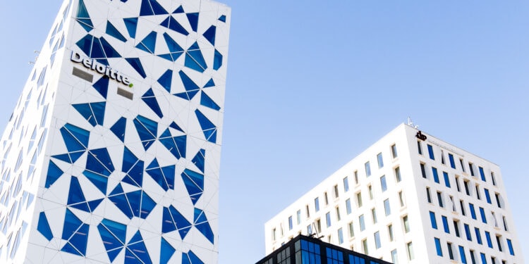Deloitte skal nedbemanne med inntil 100 ansatte i Norge