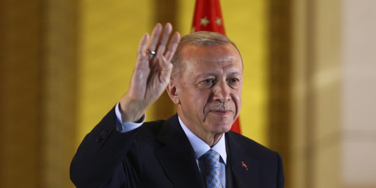 Tyrkisk lire nær bunnotering, bare timer etter Erdogans seier