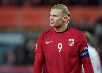 (+) Hva er og gjør AKASTOR?