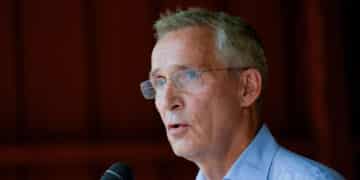 Stoltenberg møter pressen for å kommentere oljefondets investeringer