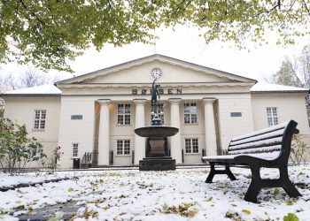 Minst seks departementer har ikke egne aksjeregler