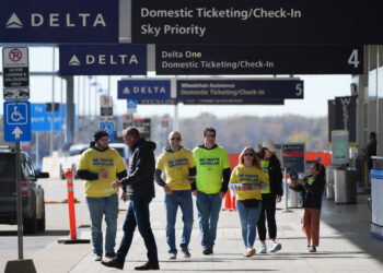 Trump truer flygeledere med lønnstrekk – og lokker med bonus