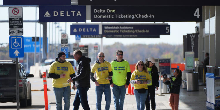Trump truer flygeledere med lønnstrekk – og lokker med bonus