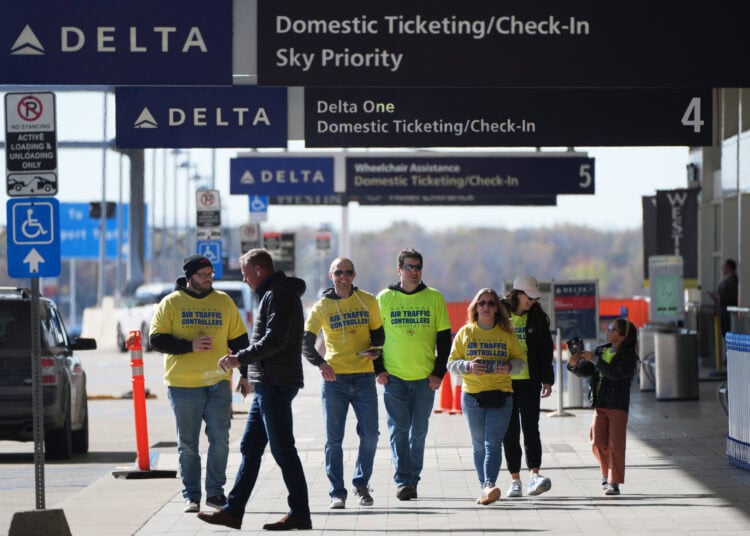 Trump truer flygeledere med lønnstrekk – og lokker med bonus