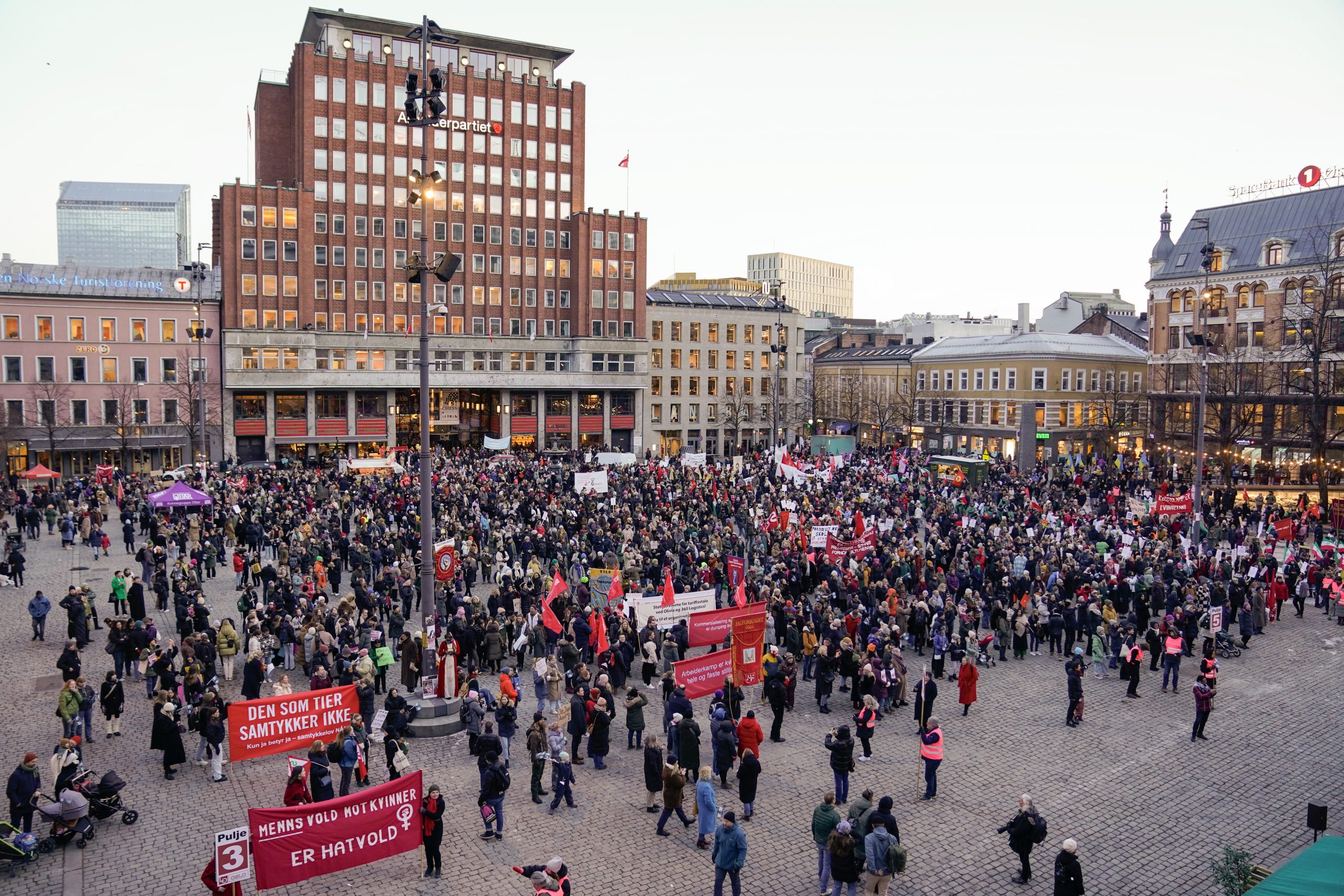 Gratulerer med kvinnedagen alle kvinner og særlig våre kvinnelige lesere!