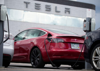 Bedre omsetning enn ventet – men Teslas resultat faller