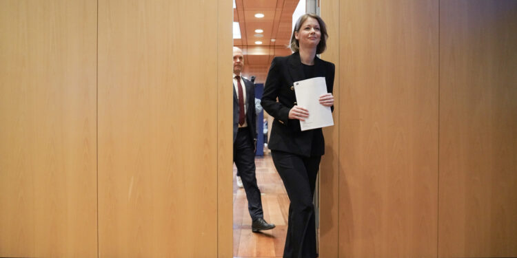 Norges Bank holder renten uendret – har ikke hastverk med å sette den ned
