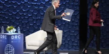 Trump-rallyet falmer: Nasdaq i fritt fall, Powell demper rentekutt-forventninger