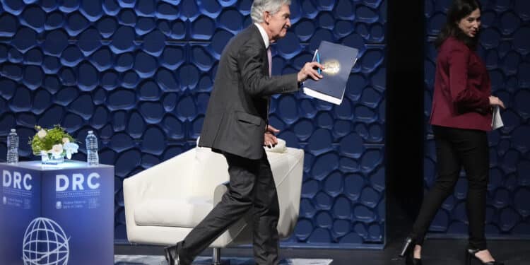 Trump-rallyet falmer: Nasdaq i fritt fall, Powell demper rentekutt-forventninger