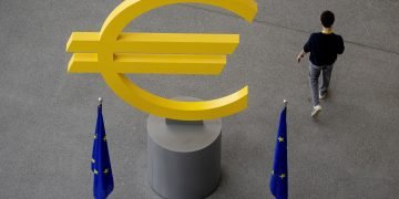 Euroen faller etter at Macron varslet nyvalg