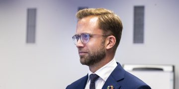 Astrup stiller spørsmål ved Stortingets aksjeregler