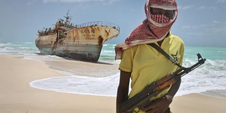 Indisk marinefartøy aksjonerer mot somaliske pirater