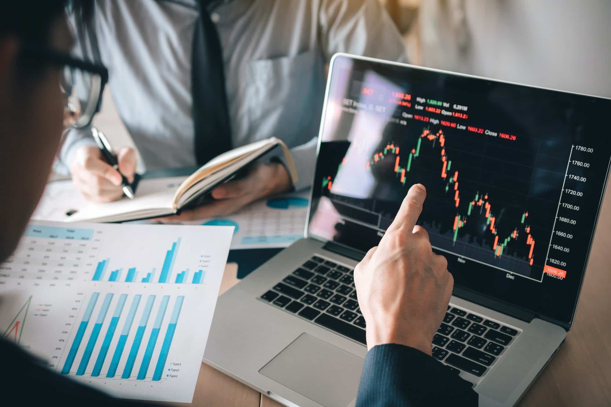 Investors are pointing to laptops that have investment information stock markets